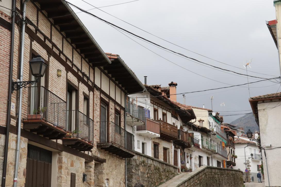 Una calle de Cuevas del Valle