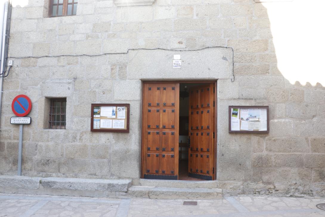 Puerta lateral del Ayuntamiento de Villarejo