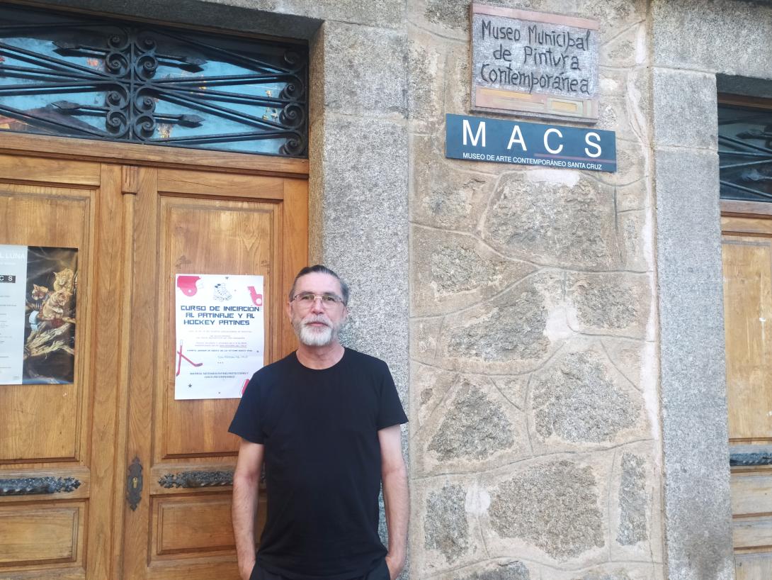 Carlos D. Pulido en la puerta del MACS