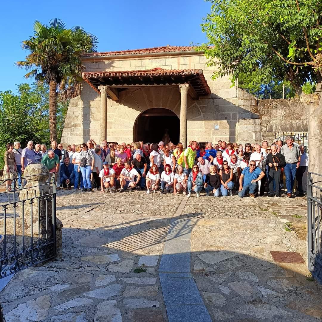 Vecinos de Villarejo en su Ermita